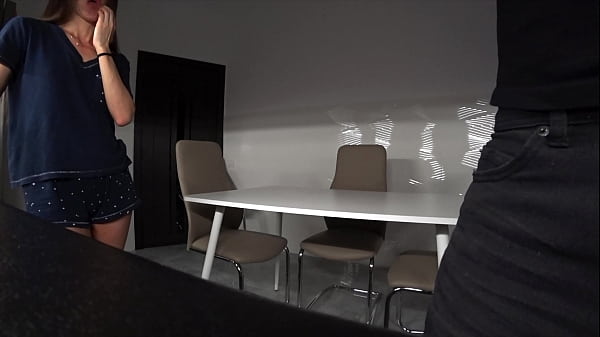 Verdadero engaño. Esposa folla en la cocina con el amigo de su marido mientras él no está en casa. Tabú