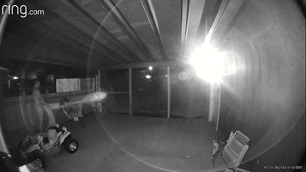 Sorpreso nella veranda sul retro, mentre succhia e scopa un grosso cazzo mentre prende una torta calda alla crema