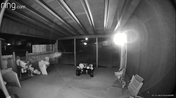 Sorpresa nel portico sul retro, a succhiare il cazzo con il cancello aperto così il vicinato può vedere quanto è brava a fare la gola profonda