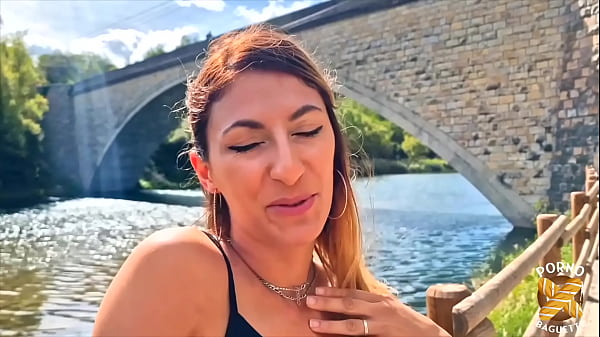 Stella, eine erhabene Frau, liebt Blowjobs und Sodomie