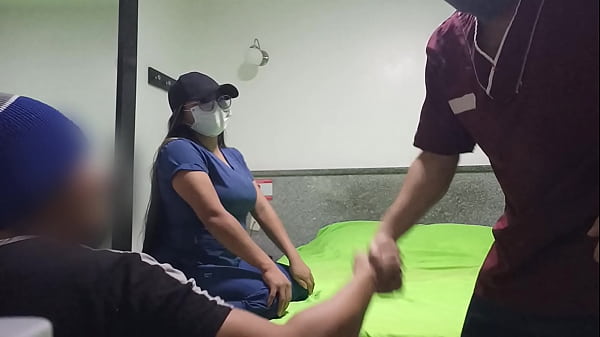 marido cornudo trajo a su esposa al hotel y me la follé como una puta delante de sus ojos