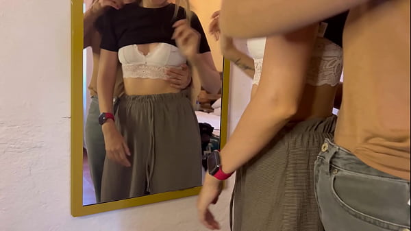 Non può essere, sono diventata l'amante lesbica della mia matrigna!!