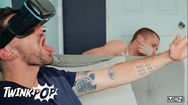 El semental tatuado Chris Damned cambia de su juguete sexual al culo apretado de su compañero de cuarto Theo Brady - TWINKPOP