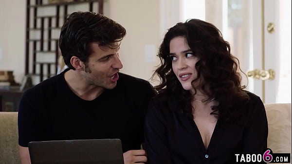 Il tecnico informatico trova del porno sulla MILF latina Victoria Voxxx sul suo PC