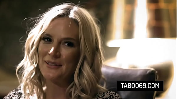 Die blonde Stiefmutter Mona Wales und ihr Mann laden den Freund ihres Stiefsohns zu einem Dreier ein