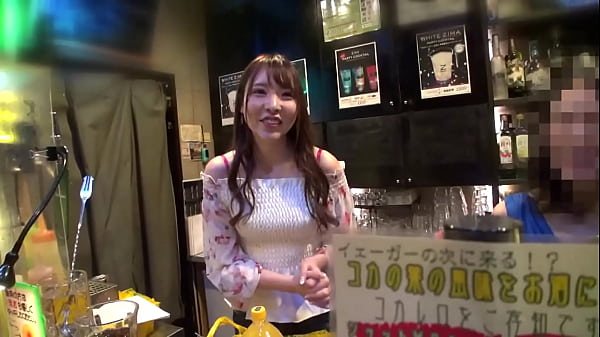 All the regular customers are Ana brothers! ? Introducing Emi, the lewd bar owner in Akabane, Kita-ku, who lets her favorite customers fuck her and takes them home! She always offers naughty hospitality created by the customer service skills she learned as a former Roppongi hostess and her naturally sensitive and lewd constitution.