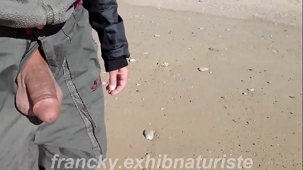 Hors saison, en balade sur la plage, j'exhibe ma bite et je me branle,