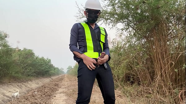 Kỹ sư đến làm việc trước giờ làm việc