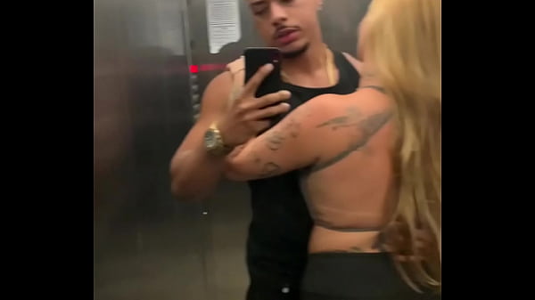 ¡Se filtró en línea! Rubia casada pierde su teléfono y videos íntimos llegan a Internet