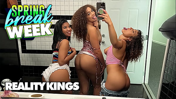 Ameena Green et Kira Perez repèrent la chaudasse Willow Ryder et lui demandent de manière séduisante de les rejoindre pour un plan à trois - REALITY KINGS