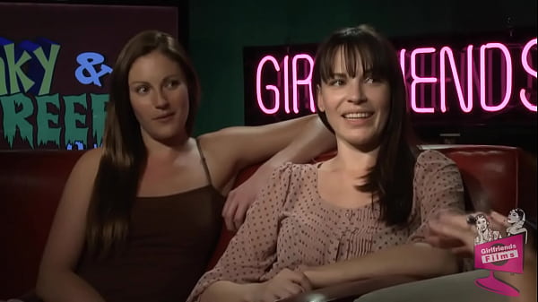 Begleiten Sie Sinn Sage, während sie mit der Kinky and Creepy-Crew Ihrer Freundin über Sinns sündige Szenen und natürlich ... Sex spricht