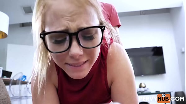 Una teenager calda e selvaggia si spoglia - teenager