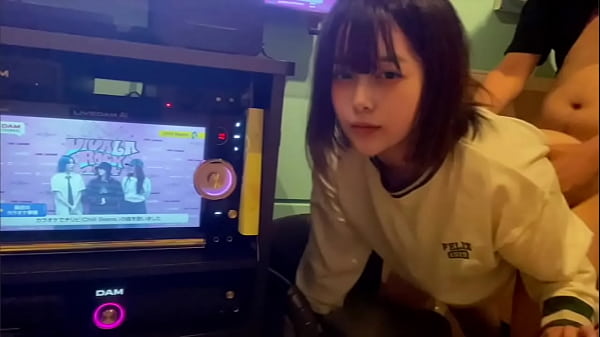 Si es solo una mamada, no es trampa, ¿verdad? & hellip_. Una estudiante engaña a su novio en un karaoke con un amigo a pesar de que ella tiene novio. Me encanta el olor a calamar del pene &hellip_