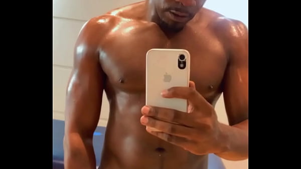 Neg&atilde_o étirant la chatte serrée de la jeune fille asiatique - Lina Nakamura :