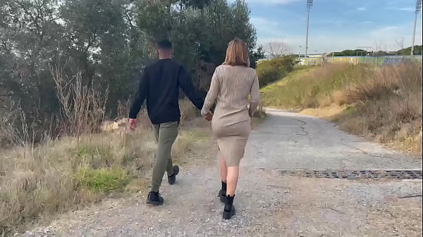 Miss Alessandra ist so geil, dass sie Jesus Reyes am helllichten Tag auf einem Feld im Stich lässt