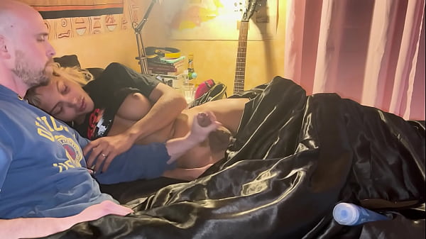 La mia ragazza trans brasiliana si eccita nel bel mezzo di un film e decide di scoparmi forte dopo che ho iniziato a farle una sega