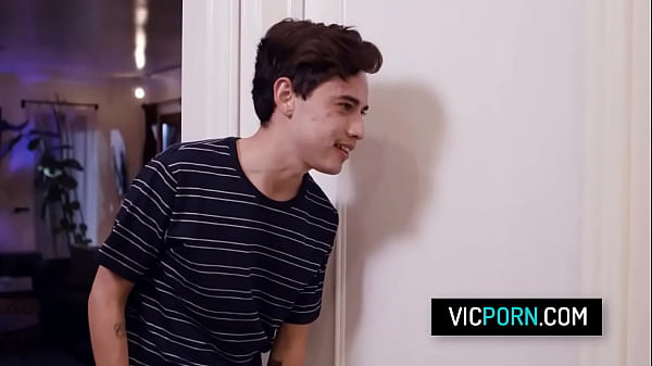 Uno stallone pervertito si scopa la sorellastra della sua amica Anny Aurora dopo averla sorpresa a fare una videocamera