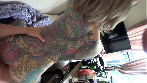 Quando Rin, che ha un tatuaggio su tutto il corpo e sogna di fare sesso per donne, vede il suo corpo nudo dopo essersi tolta i vestiti, si arrapa e si succhia i capezzoli e il collo, mescola la lingua con lui in un ricco bacio a D e lecca amorevolmente il suo cazzo eretto.