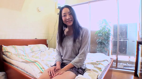 Miho Wakabayashi 一个不羁的女人，她的阴户上有很多头发，让她的阴户性交