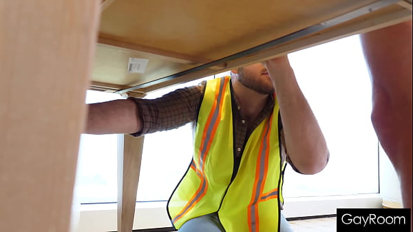 Service Tech Services Der fette Schwanz eines Kunden in der Dusche