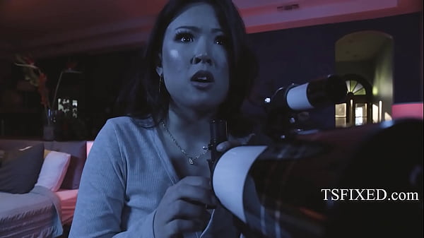 Piccola asiatica incontra un alieno che assomiglia a una ragazza trans sexy | TSFisso