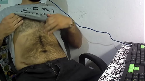 Escondiéndome duro en la oficina, casi me atrapan con la polla en la mano.