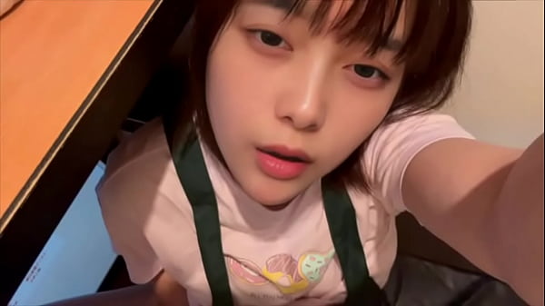 [Part-time clerk at Necafe] While cleaning the room, a cute clerk sees the tissue after jerking off and gets horny and ends up masturbating while cleaning the room.