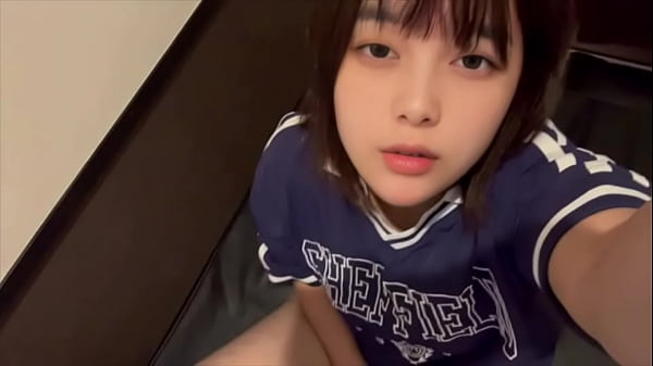 エロ本をみながらネットカフェでオナニーする人妻。旦那以外のちんぽ咥えて浮気してみたい&hellip_