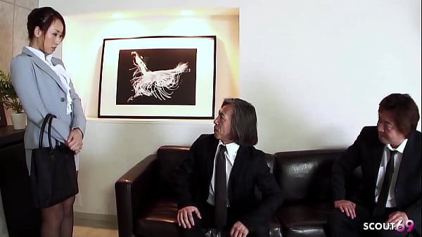 Chica asiática de oficina habla con DP y trío anal MMF follado por dos viejos