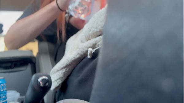 Italienische MILF mit großen Titten Artemisia liebt es, ihre kleinen Titten zu zeigen, während sie herumfährt. Fetisch mit langen Haaren