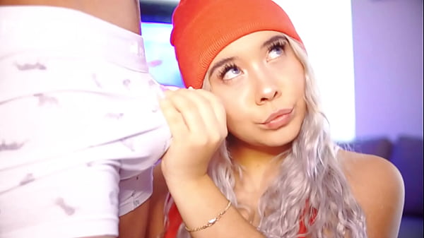 Guarda Valentina, la troia colombiana, implora per una scopata in gola ogni giorno, i suoi suoni conati di vomito riempiono la stanza mentre si gode il contatto con cazzi enormi!