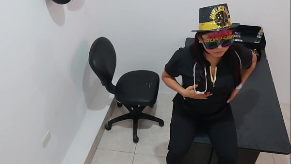 CON GRANDE EMOZIONE HO INSERITO UN PLUG ANALE E HO DETTO AI MIEI ISCRITTI: FELICE ANNO NUOVO, VI AUGURO TANTO SESSO INTENSO QUESTO ANNO