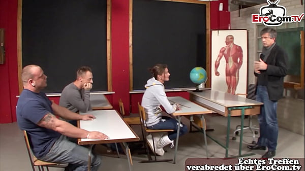 Hübsches Teenie-Mädchen posiert im Amateur-Stil