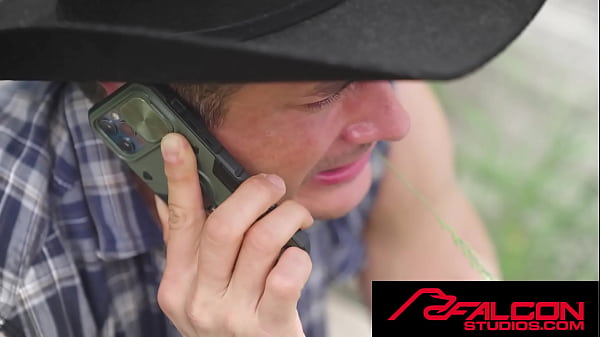 FalconStudios - HEISSER, gut aussehender LATINO-Bauer repariert den Traktor und den engen Arsch des Sportlers