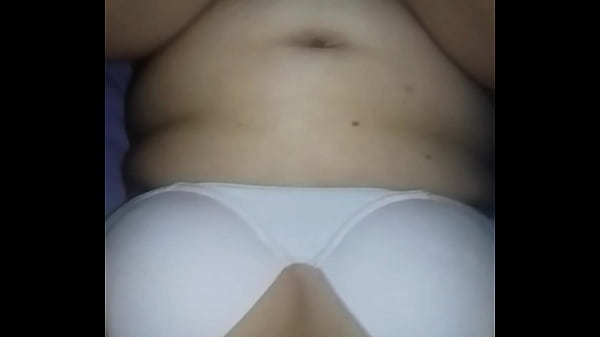 Lei registra tutto: missionaria dal corpo bianco