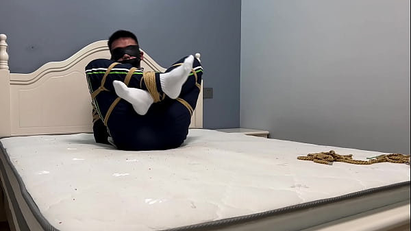 Asiatischer Junge in weißen Socken und Ebi-Position-Bondage