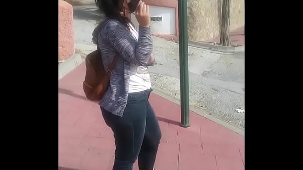 (Bus public) Seins clignotants et pipe par un inconnu