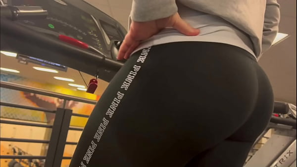 Im Fitnessstudio trage ich durchsichtige Leggings, die meinen Knackarsch zur Schau stellen