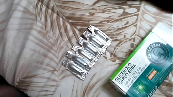 Supposte di glicerina infilate nel culo con un vibratore