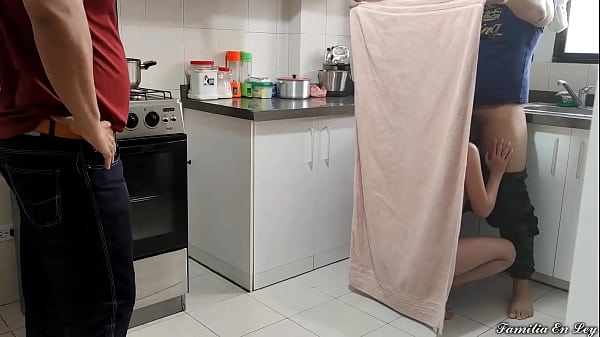 Mi Madrastra es una Puta a la que le gusta que la cojan al lado de su Marido Cornudo que la complace NTR