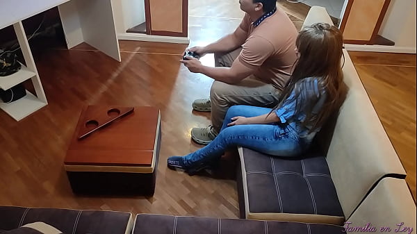 Aprovecho para Follarme a Mi Novio con Mi Cuñado y Follarme por detrás de mi Novio Cornudo NTR