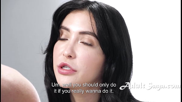 有魅力的年轻女孩很享受自己