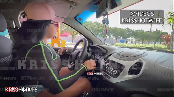 Mi sono sfoggiato con una camicetta completamente trasparente davanti agli sconosciuti al distributore di benzina