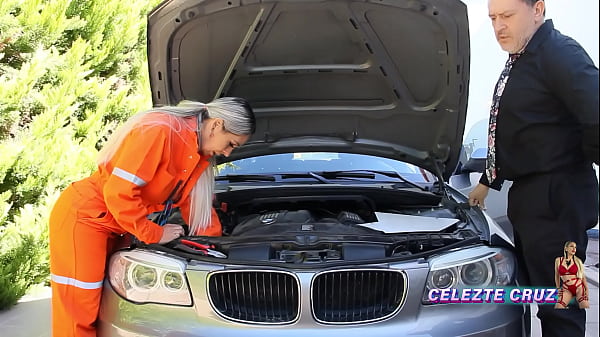 Der Typ, zu dem ich ging, um das Auto zu reparieren, war verrückt und als er meinen zerrissenen Overall entdeckte, wurde er geil und fickte mich auf dem Dach des Autos