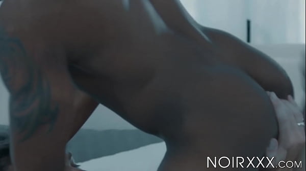 Max Adonis prende la sborra in bocca dall'atleta nero Aaron Reese