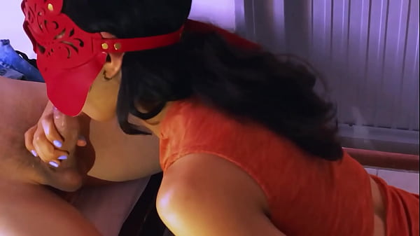 La figliastra aveva delle curve incredibili che lo facevano impazzire e non riusciva a smettere di pensare a lei.