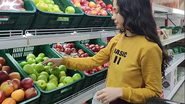 Invito a mi casa a una desconocida que vi en el mercado, ella acepta la invitación pero me dice que son solo 3 horas para que el novio no la descubra.