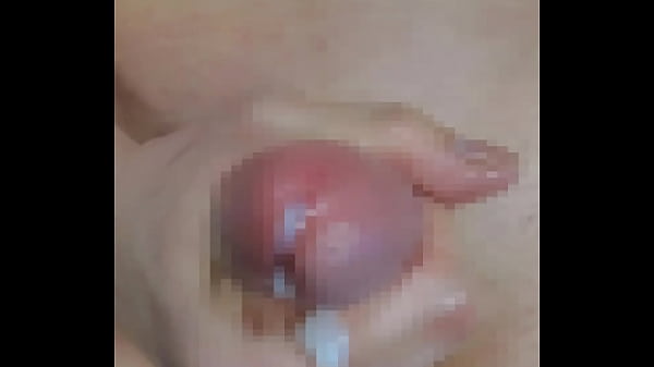 [Vertical video] A handsome boy with a big cock masturbates using lotion. He makes a cute moaning voice and finally ejaculates in a large amount!!