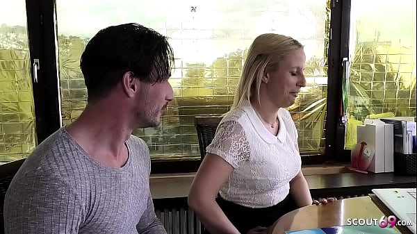 Deutschlehrerin fickt die kurvige Teenagerin Jana Schwarz beim Nachhilfeunterricht