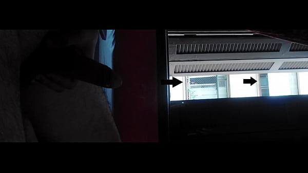 Nackte Masturbation für neugierige Nachbarinnen am Fenster